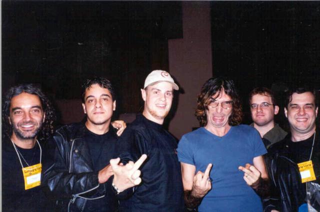 História: com Lobão e o grupo de hackers Debian-rs de Porto Alegre no segundo Fórum Internacional de Software Livre em 2001. Bons tempos...