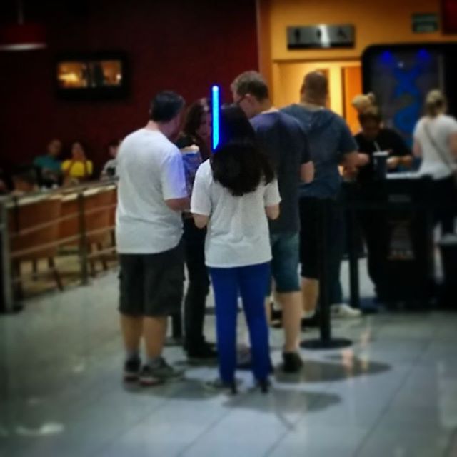 Saw this scene while buying popcorn for my ReWatching of SW VII ... A dad and his daughter (... with a glowing lightsaber!) in the queue. :)